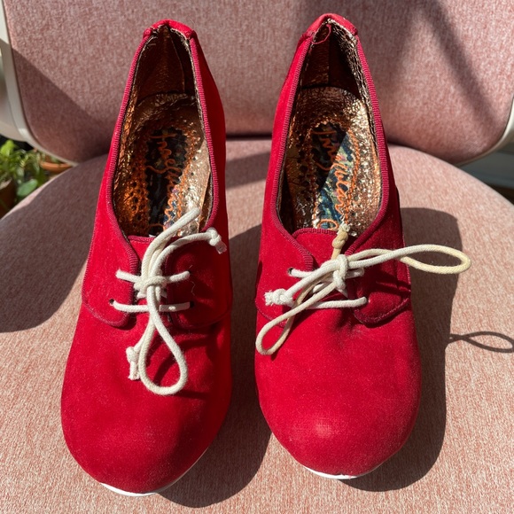 Irregular Choice cute red Velvet pumps - Picture 3 of 7